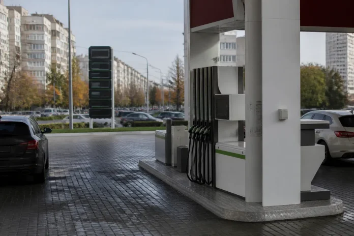 Benzina scade la nivel național, dar în București rămâne peste 9,50 lei