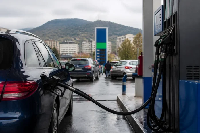 Brașovenii găsesc motorină mai ieftină la pompă după schimbarea accizei