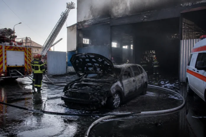Mașină incendiată într-un garaj din Cluj-Napoca. Un bărbat a suferit arsuri
