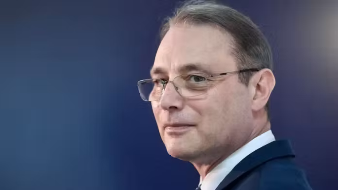 Cabinetul propus de Luca Niculescu a ajuns în Parlament. PSD intră la guvernare